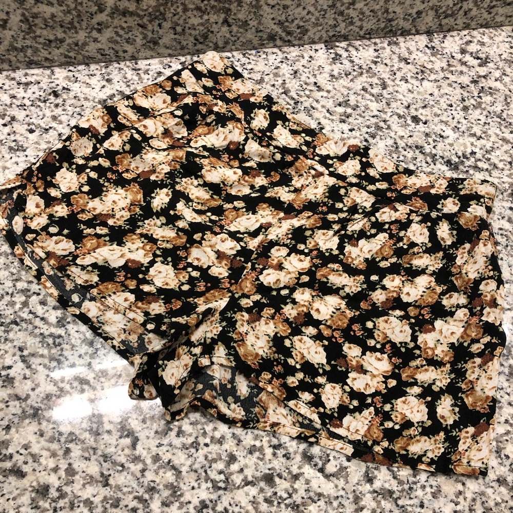 Super cute floral shorts 🌼